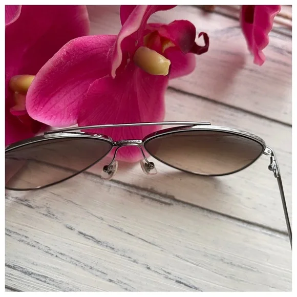 NWOT⚜️ Burberry Check Arm Pilot Sunglasses in Nickel NWOT⚜️ Burberry Check Arm Pilot Sunglasses in Nickel main image 3